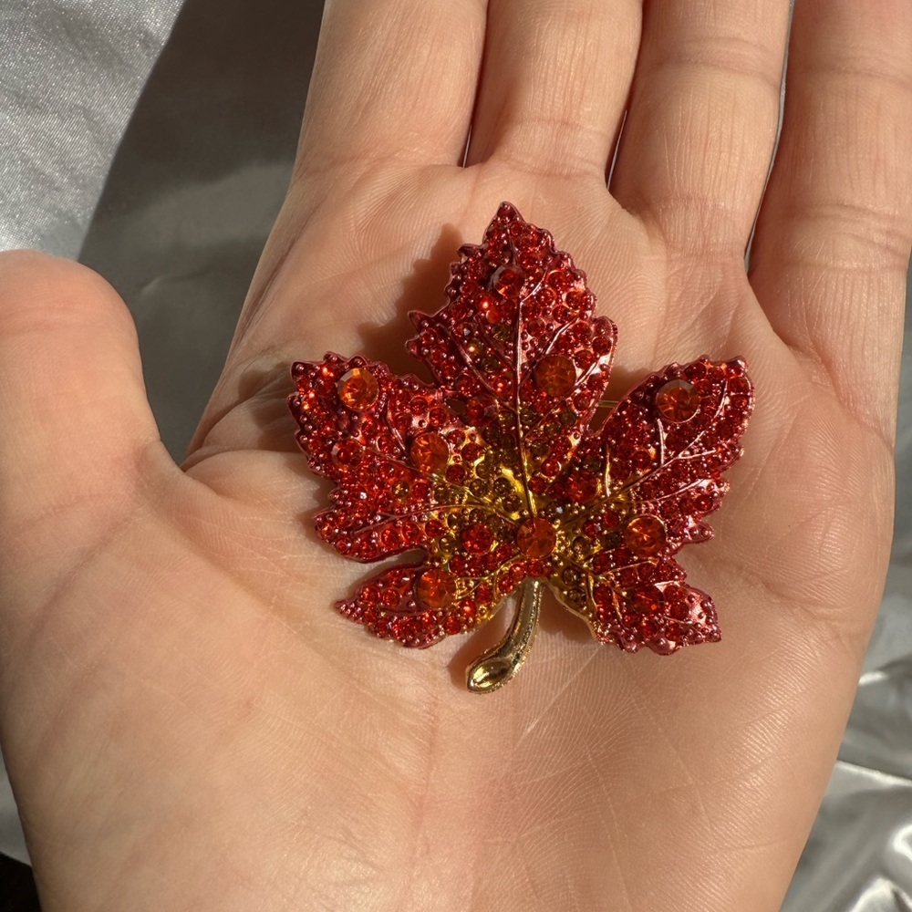 🍁 Autumn Maple Leaf Rhinestone Brooch – Orange Crystal Fall Pin - Picture 7 of 8